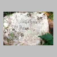 022-1089 Im Gestruepp liegender Grabstein auf dem Goldbacher Kirchhof.jpg